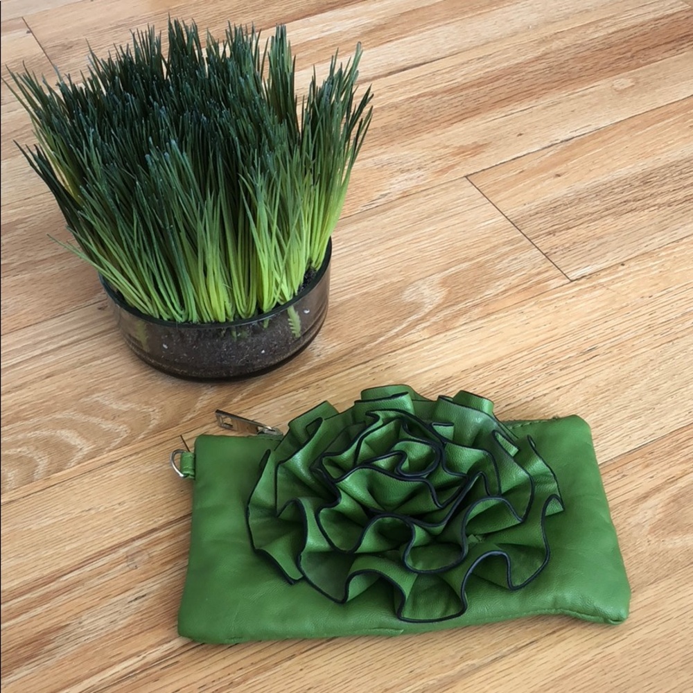 Little green clutch